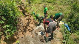 warga-dan-TNI-bergotong-royong-membangun-irigasi.jpg