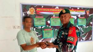 warga-serahkan-granat.jpg