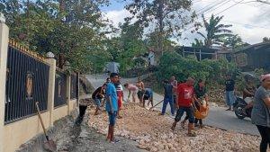 warga-swadaya-kerja-jalan.jpg