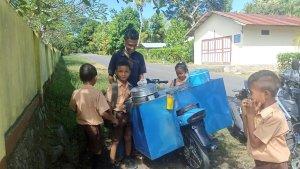 wawan-saat-melayani-para-pembeli-di-desa-koting-a.jpg