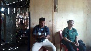 yohanes-berchmans-bersama-istrinya-sedang-memberikan-penjelasan.jpg