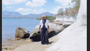 yoseph-laka-rani-foto-di-pantai-kota-jogo.jpg