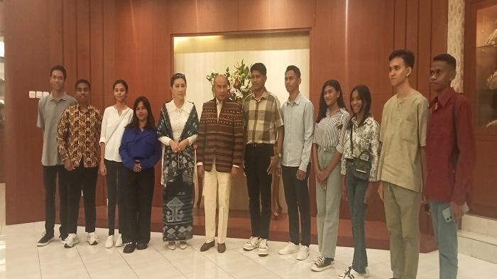 10 Anak NTT Dapat Beasiswa Pendidikan Penuh dari Julie Laiskodat, Maria Dijemput Fortuner