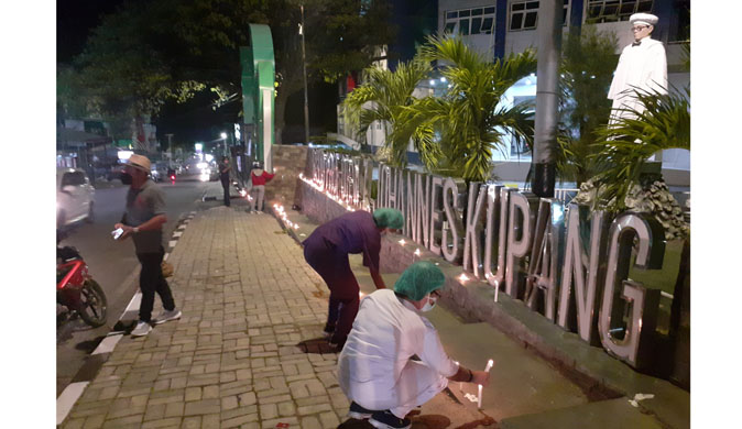 1000 Lilin Menghiasi Depan RSUD WZ Johannes Kupang