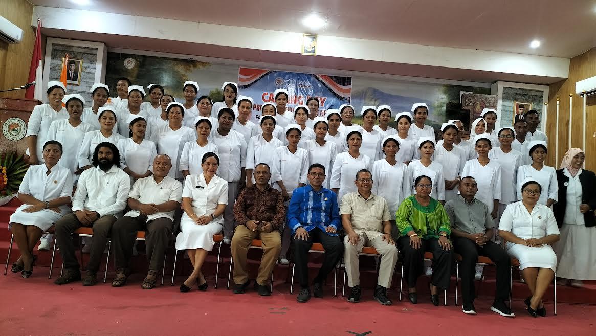 41-mahasiswa-Unipa-Maumere-Profesi-Ners-foto-bersama.jpg