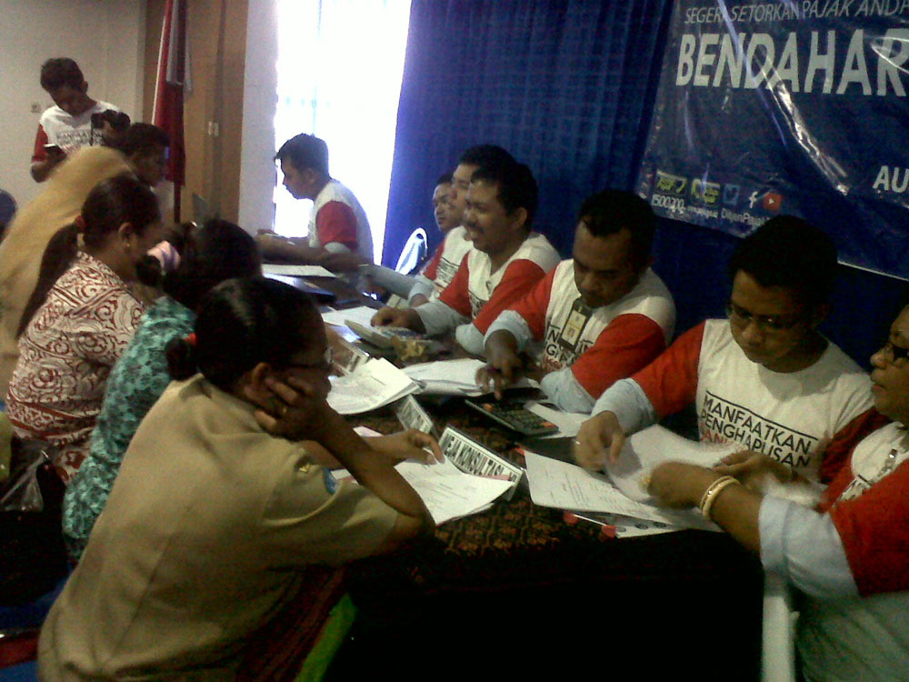500-bendahara-di-ende-serempak-bayar-pajak_20151214_101228.jpg