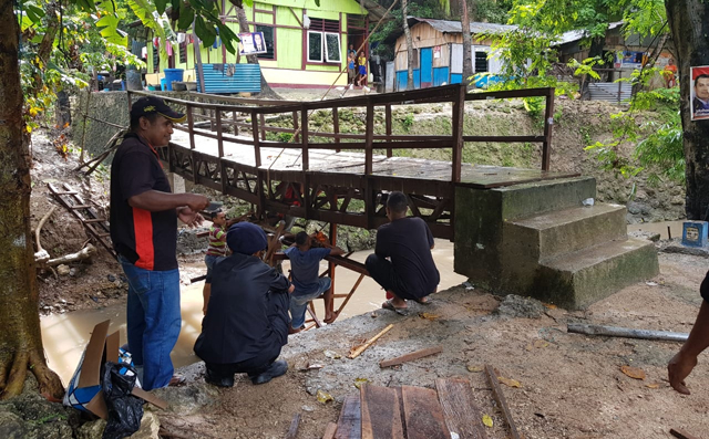 70 Garda Pemuda NasDem NTT Perbaiki Jembatan Kayu di Nunleu