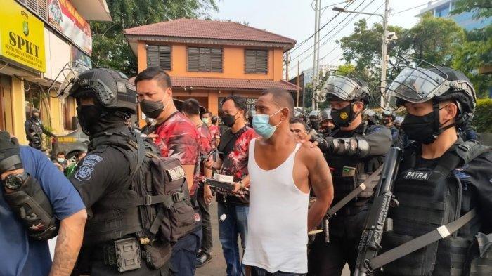 49 Orang Diamankan Sementara Satu Pemilik Senjata Api Buron Saat Kampung Ambon Digerebek Polisi