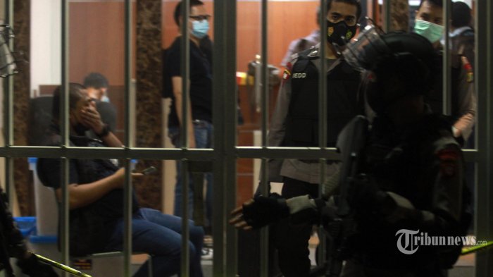 Setelah 6 Jam Lakukan Penggeledahan di Bekas Markas FPI, Densus 88 Amankan Empat Box Kontainer