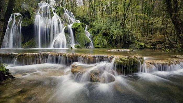 Wisata NTT, Nikmati Pesona Air Terjun Mauhalek, Rasakan Desiran Air di Bebatuan