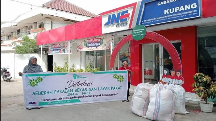 Aksi Muslimah NTT Gandeng JNE Kupang Sedekah Pakaian Layak Pakai