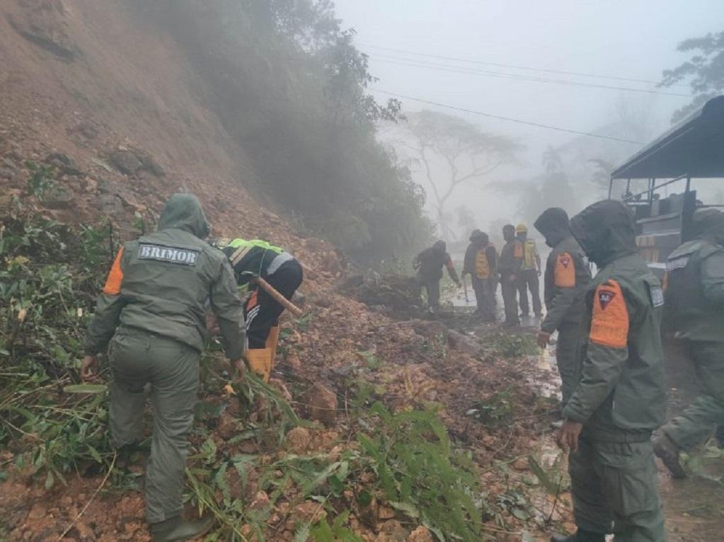 Aksi-Tanggap-Brimob-Polda-NTT-Buka-Akses-Jalan-Tertutup-Longsor-di-Jalur-RutengReok.jpg