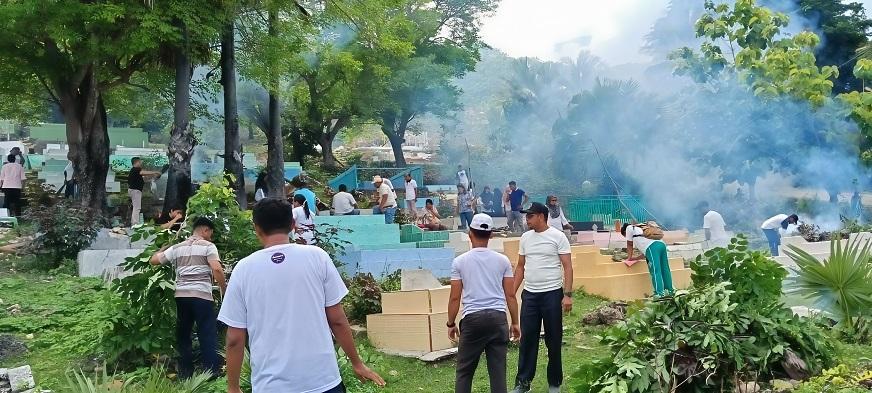 Songsong HAB ke-80, Kemenag Rote Ndao Gelar Aksi Bersih-Bersih di Pekuburan Islam Metina