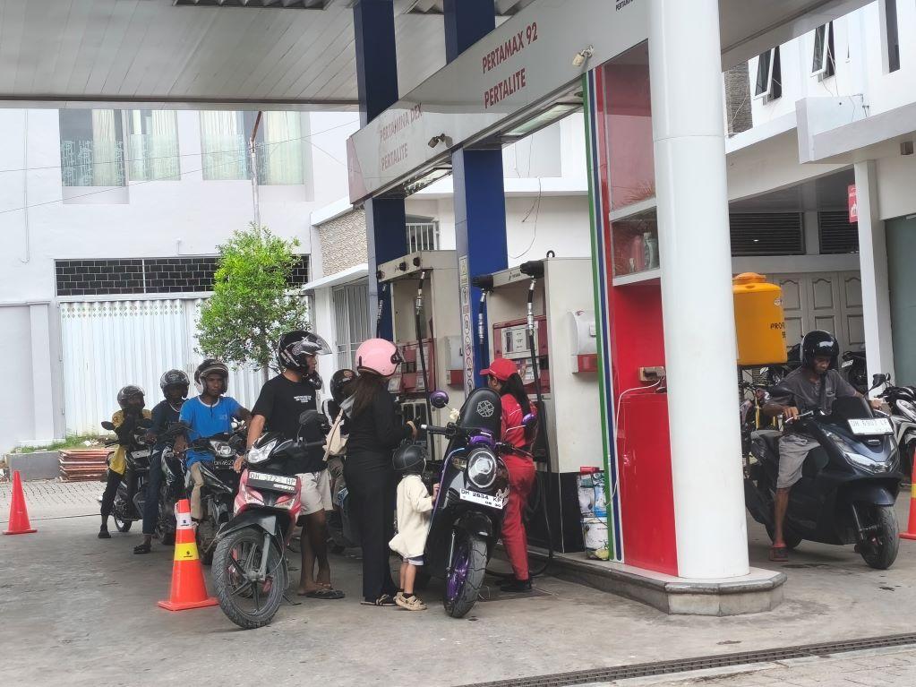 Aktivitas-pengisian-BBM-kendaraan-bermotor-di-SPBU-TDM-3-Kota-Kupang-tampak-normal-seperti-biasa.jpg