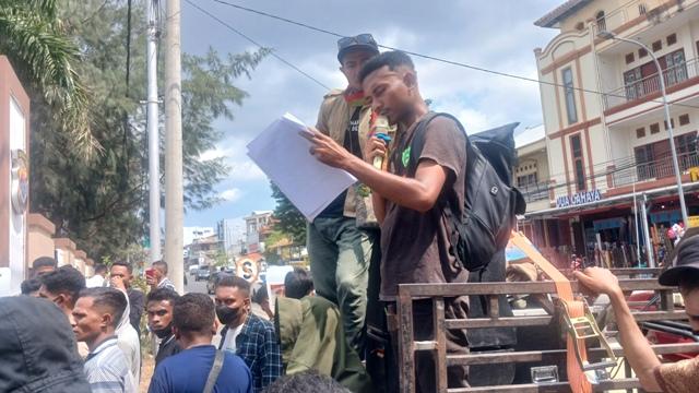 Aliansi Masyarakat NTT Menolak Mafia BBM, Demo di Depan Polda NTT