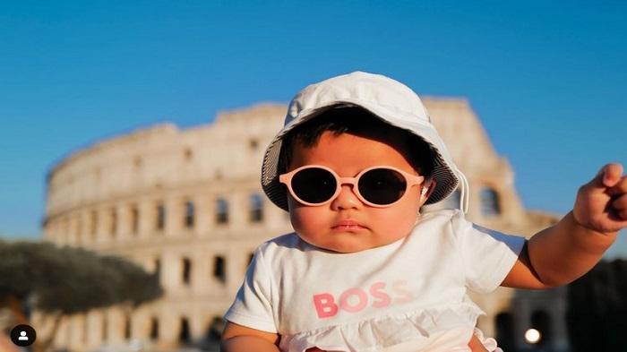 Pose Ameena Kenakan Kacamata Hitam Bikin Gregetan, Cucu Krisdayanti Disebut Mirip Boboho