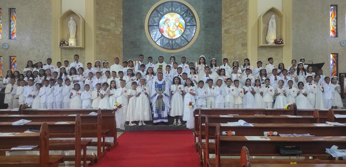Anak-anak-peserta-Komuni-Suci-Pertama-foto-bersama-Romo-Longginus-Bone-dan-Romo-Tonny-Kobesi.jpg
