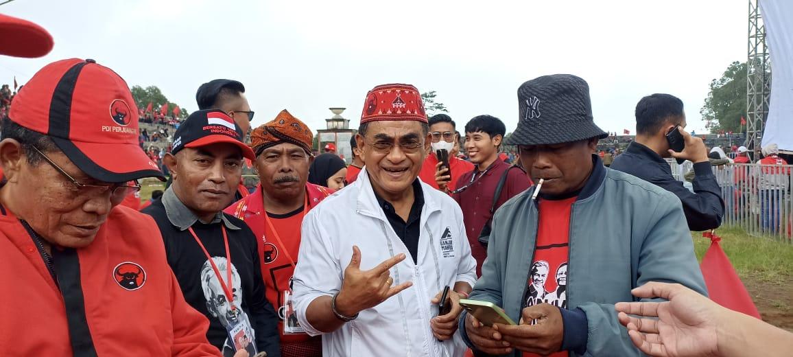 Andreas-Hugo-Pareira-sedang-foto-bersama-pendukung-Capres-Ganjar-Pranowo.jpg