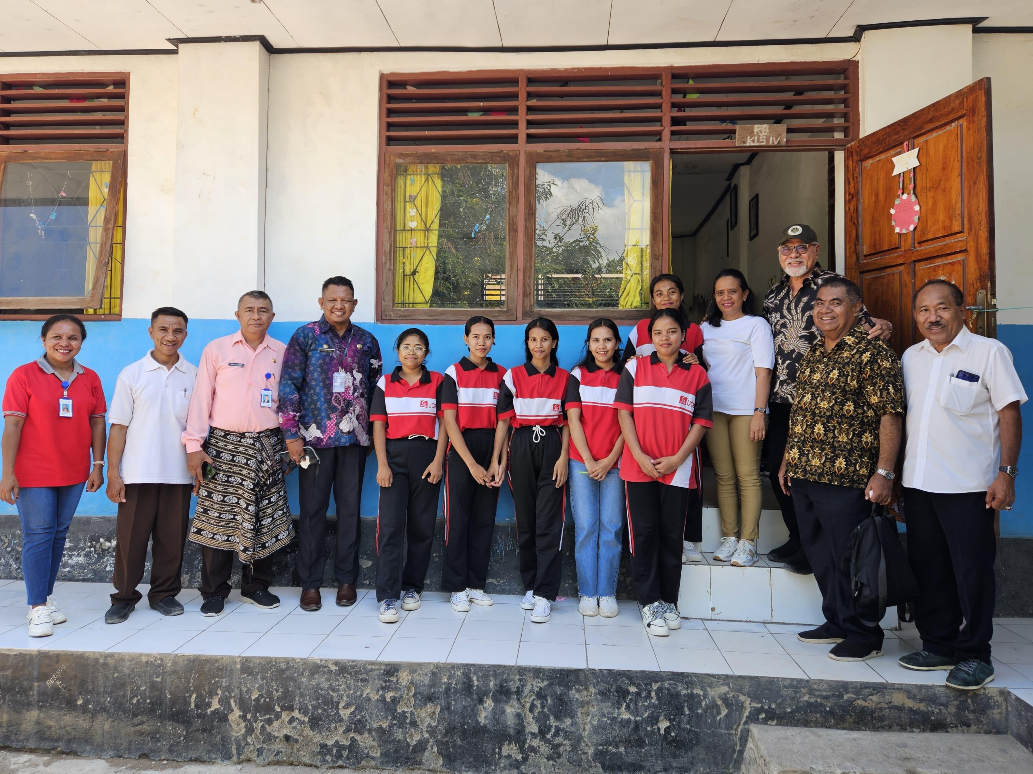 Abraham Paul Liyanto Motivasi Mahasiswi UCB yang Praktik Mengajar di SD GMIT 1 Kuanino