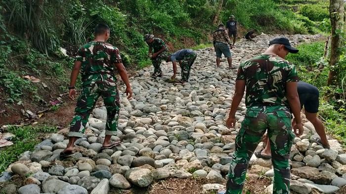 TMMD ke-126, Kodim 1612/Manggarai Bangun Teflor Jalan di Desa Rado
