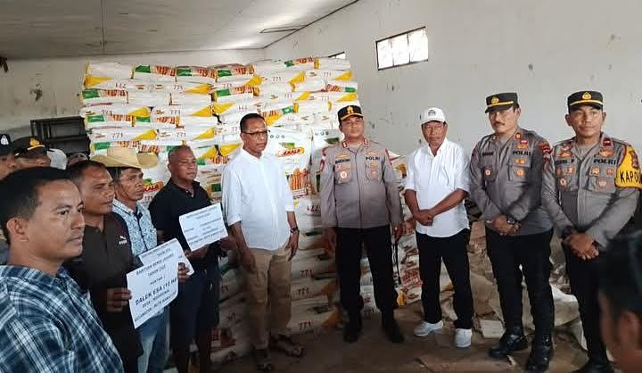 Usman Husin Salurkan Bantuan  Pertanian Besar-Besaran untuk 148 Poktan di Rote Ndao