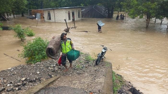 Tahun Baru 2023, Umat Hindu NTT Doakan Warga Terdampak Bencana Banjir dan Longsor