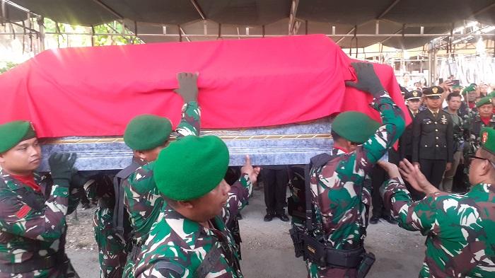Anggota-TNI-berseragam-lengkap-mengusung-peti-jenazah.jpg
