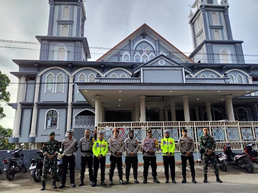 Anggota-TNIPolri-saat-menjaga-keamanan-jalannya-misa-Natal.jpg