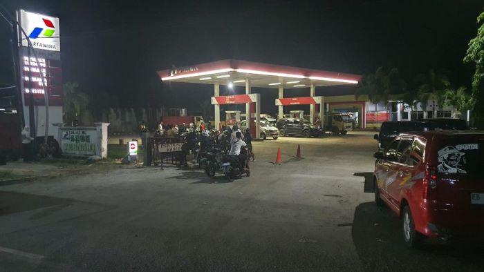 Antrean-di-SPBU-Pertamina-Labuan-Bajo.jpg