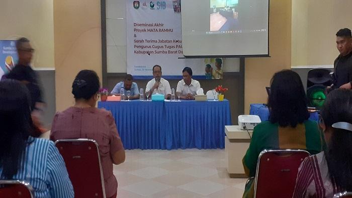 Asisten-Administrasi-Umum-Setda-Sumba-Barat-Daya-Enos-Ekadede-saat-membuka-kegiatan-diseminasi.jpg