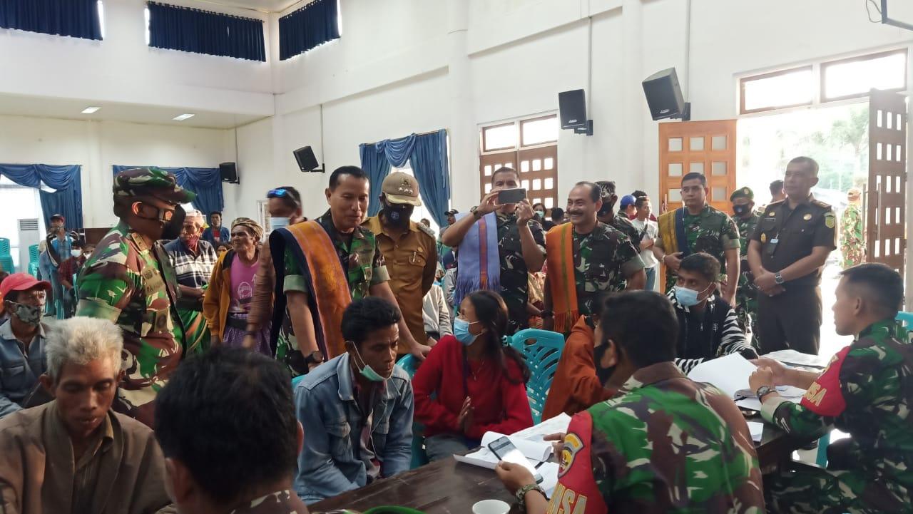 Aster Panglima TNI, Mayjen Sapriadi Tinjau Pembagian BLT Migor Di Anakalang, Sumba Tengah
