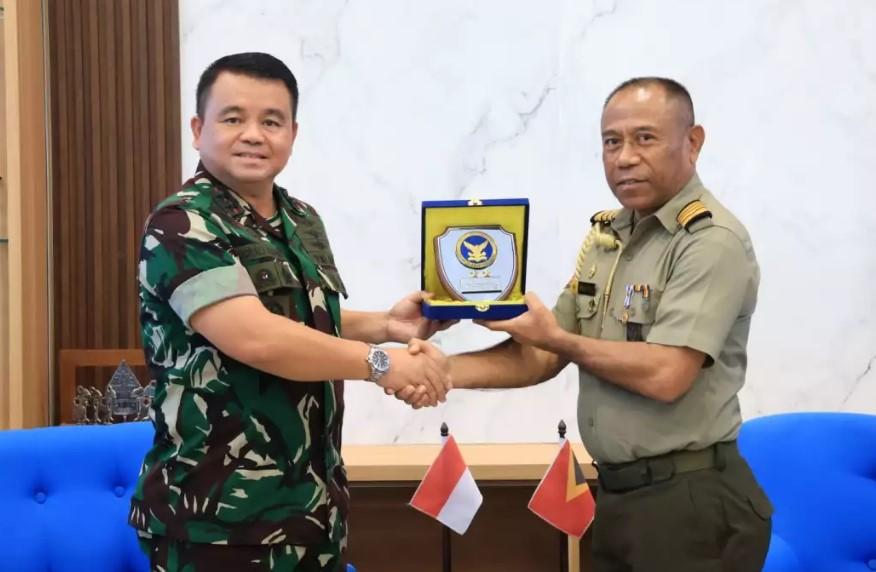 Atase-Pertahanan-Timor-Leste-Kolonel-Inf-Renilde-Guterres-bersama-Gubernur-AAU.jpg