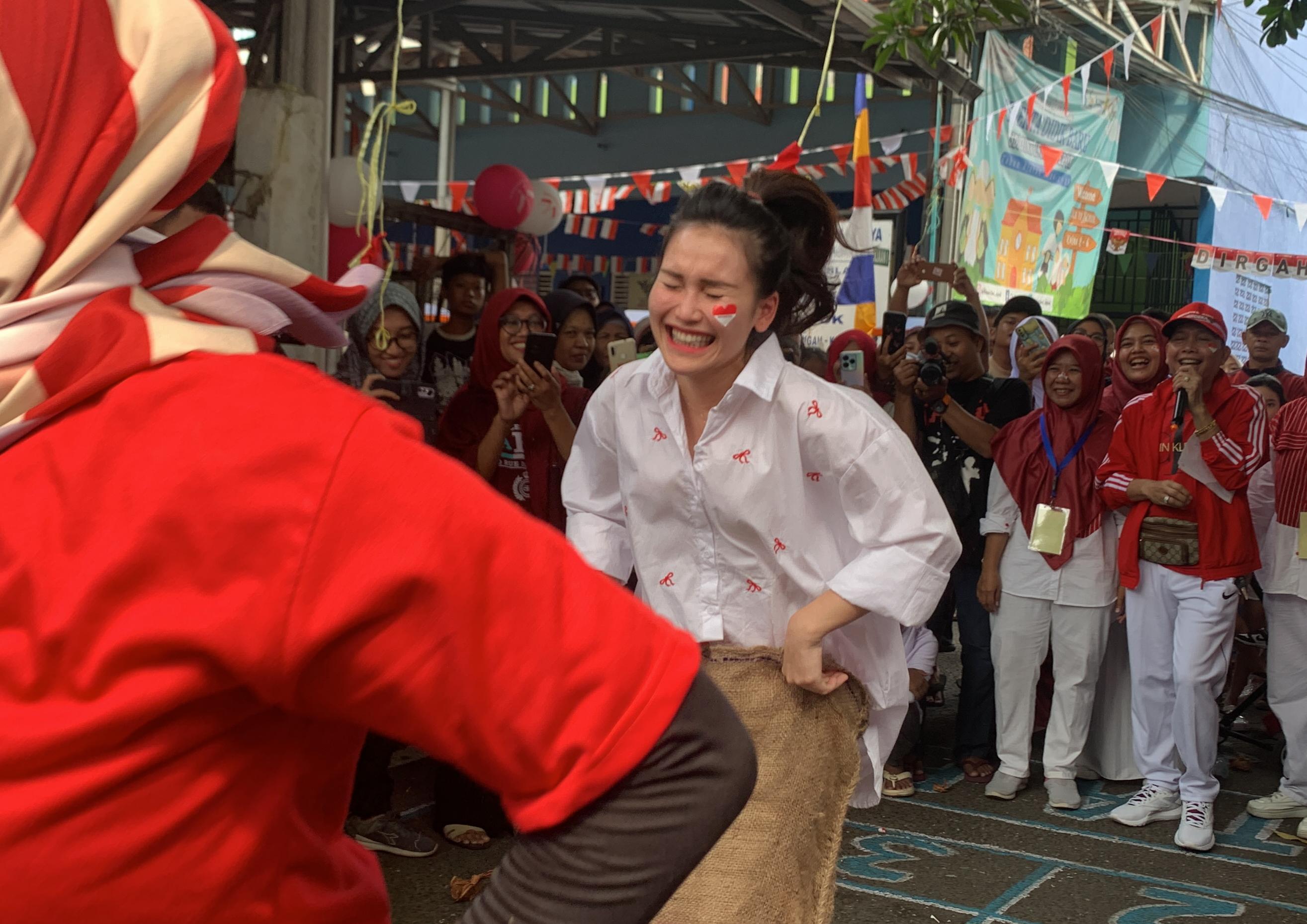 Tak Gengsi, Ayu Ting Ting Lomba Balap Karung dan Pindahkan Terigu, Hadinya Minyak Goreng dan Gula
