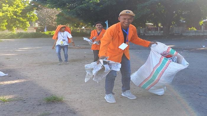Mahasiswa Non Muslim Unipa Bersihkan Sampah di Lapangan Kota Baru Usai Sholat Ied