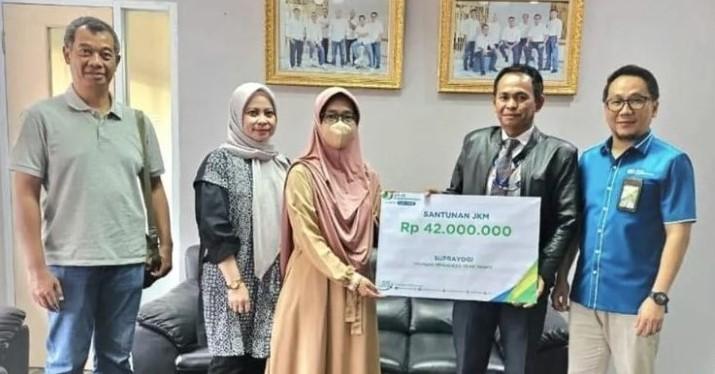 BPJS Ketenagakerjaan Berikan Santunan Kematian kepada Guru Kecelakaan Bus di Subang