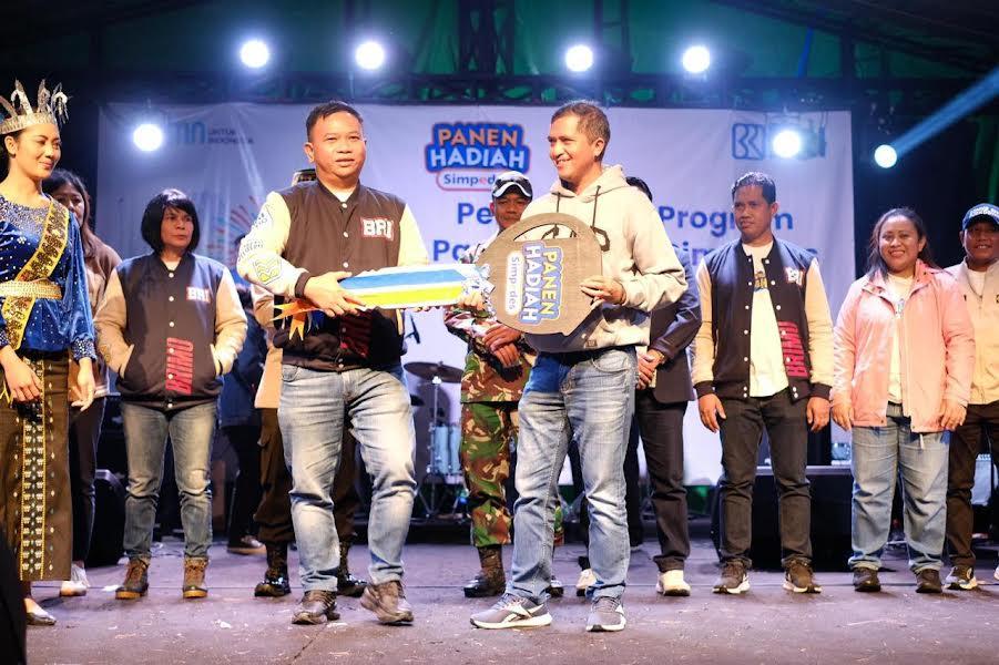 Pemenang Utama Undian Simpedes BRI Cabang Ruteng Bawa Pulang Calya Toyota dan Zuzuki New Carry
