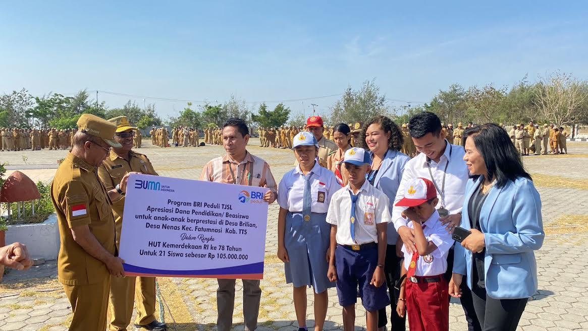 BRI-Cabang-Soe-serahkan-secara-simbolis-Beasiswa-untuk-anak-anak-berprestasi.jpg