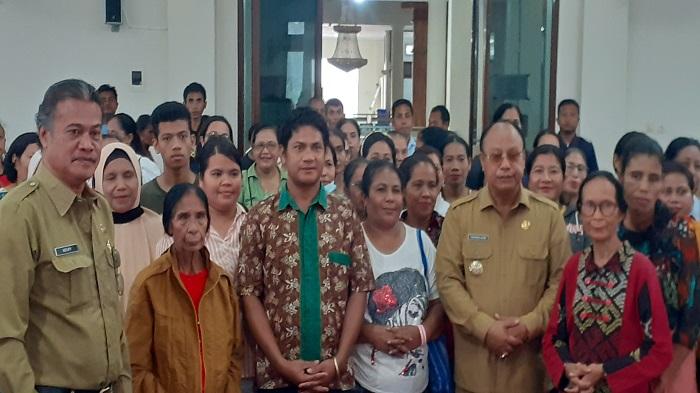 BUPATI-SUMBA-BARAT-SERAHKAN-BANTUAN-KE-PELAKU-UMKM.jpg