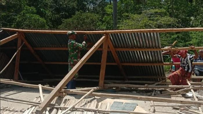 Babinsa di Amanatun Utara Bersama Warga Bangun SDN O'ana yang Roboh akibat Angin Kencang