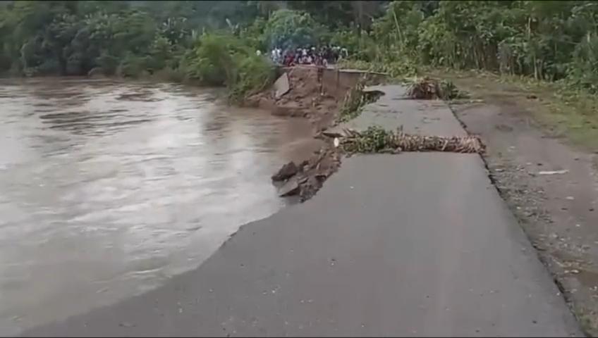 Badan-jalan-di-Desa-Wewaria-Kecamatan-Wewaria-Kabupaten-Ende-ambruk.jpg