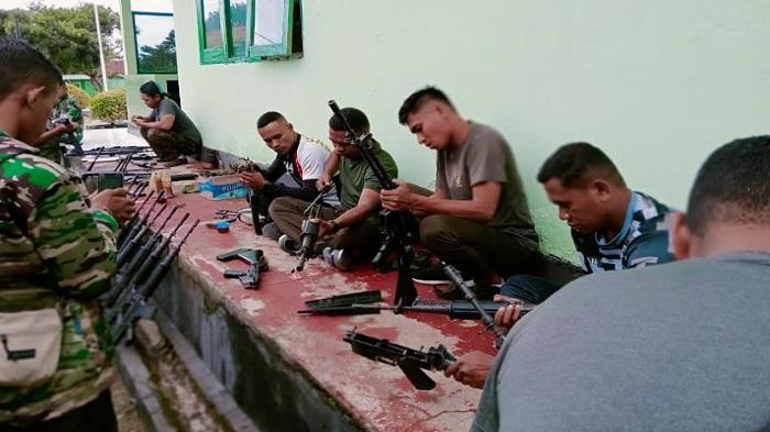Bafourier Kodim 1621/TTS Pimpin Bersihkan Senpi Inventaris