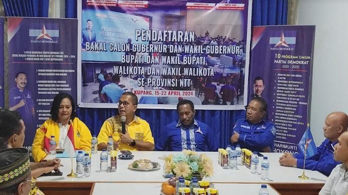 Bakal-Calon-Gubernur-NTT-Melki-Laka-Lena-kiri-saat-menyerahkan-berkas-pendaftaran.jpg
