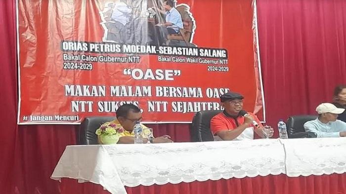 Bakal-Calon-Gubernur-NTT-Orias-Petrus-Moedak-saat-memberikan-keterangan-wartawan-di-Kupang.jpg