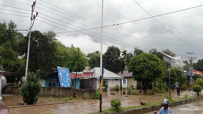 Banjir-yang-menggenangi-rumah-warga-di-Kelurahan-Maubeli.jpg