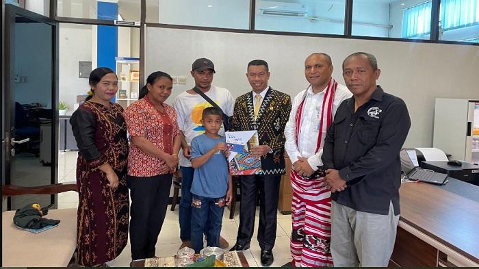 Bank NTT Lewoleba Serahkan Tabungan Simpanan Pelajar kepada Pelajar Difabel SDK Atawuwur