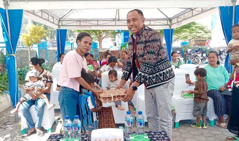 Puncak HUT ke-63, Bank NTT Cabang Rote Ndao Serahkan Bingkisan Kasih kepada 20 Anak Stunting 