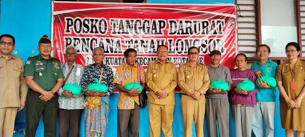Bupati TTS Serahkan Bantuan Beras CPP kepada Pengungsi di Kota SoE
