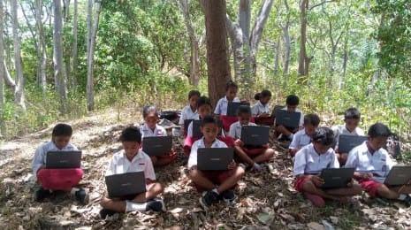 Belasan-pelajar-SDK-Detuwulu-Ende-jalani-Simulasi-ANBK-di-hutan.jpg