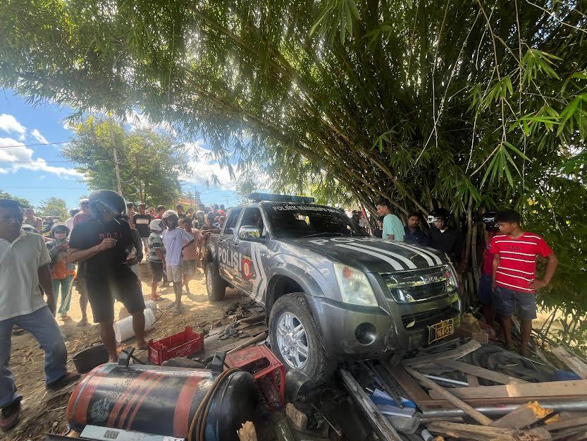 Bengkel-di-Waingapu-yang-rusak-ditabrak-Mobil-Dinas-Polisi-Minggu-2452026.jpg