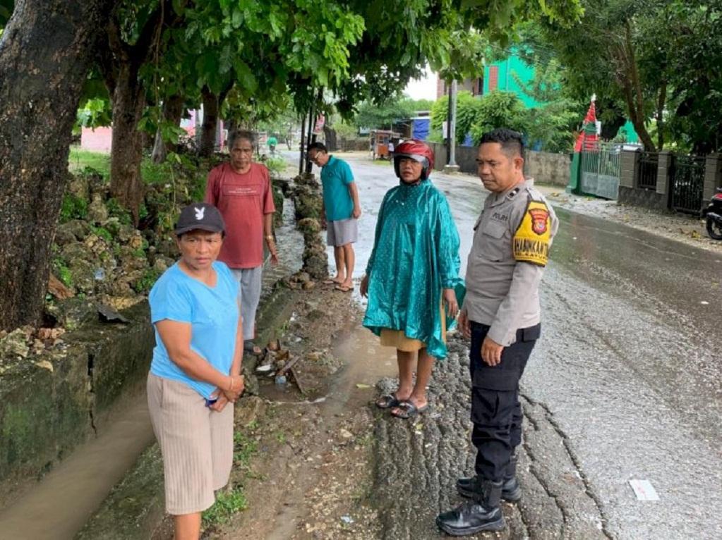 Bhabinkamtibmas-Kayu-Putih-Pantau-Luapan-Air-di-Jalan-Perintis-Kemerdekaan.jpg